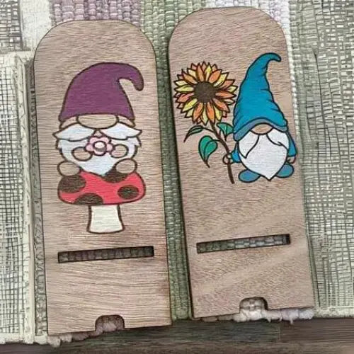 Wooden Phone Holder – Personalized Engraved Stand for Smartphones